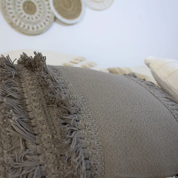 coussin bord floche taupe.webp