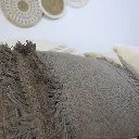 coussin bord floche taupe.webp